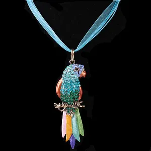 2021 novo design colorido liga esmalte papagaio pássaro penas colar pingente charme