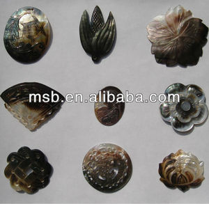 Pendentif lèvres noires sculptées, mère de perle, coquille, caméo, nouvelle collection - Product Image 1