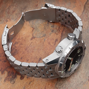 นาฬิกาสปอร์ตหรูหรา กระจกแซฟไฟร์ สำหรับผู้ชาย ดีไซน์พิเศษ ปรับแต่งโลโก้ได้ ตัวเรือนบรอนซ์ไทเทเนียม กันน้ำ 10 บาร์ พร้อมเข็มบอกเวลาดำน้ำ - Product Image 3