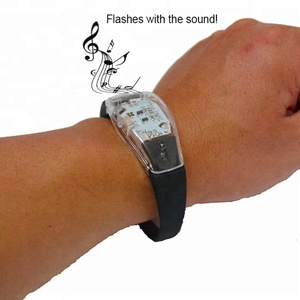 Braccialetti Luminosi Attivati dal Suono, Braccialetti LED in Silicone Attivati dalla Musica, Braccialetti Lampeggianti per Feste - Product Image 1