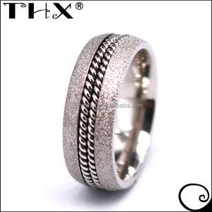 Anneau en titane sablé à double bordure en acier de 8mm avec incrustation centrale - Product Image 2
