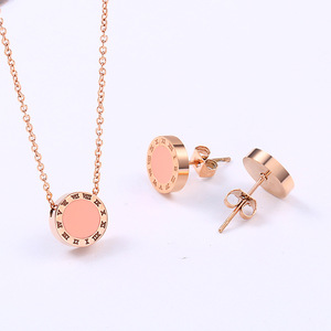 Set di Gioielli all'Ingrosso in Diversi Colori, Collana con Ciondolo Circolare in Acciaio Inossidabile con Numeri Romani e Orecchini Abbinati - Product Image 4