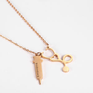 Nuevo Collar de Jeringa y Estetoscopio, Collar de <span class=keywords><strong>Doctor</strong></span> Misterioso de Acero de Titanio y Oro de 18K para Mujer - Product Image 4