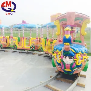 子供の遊び場は極端な遊園地の庭の電車に乗る