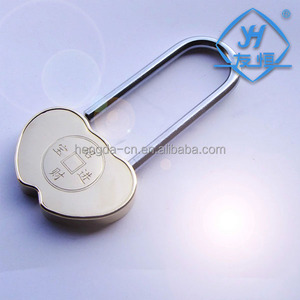 กุญแจทองเหลืองรูปหัวใจขัดเงาบนสะพานรักล็อคแสดงเสียงสระโรแมนติก - Product Image 2
