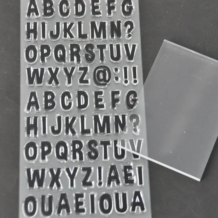 Прозрачный штамп с буквами алфавита в верхнем корпусе для изготовления карт
