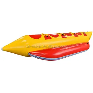4 个乘客享受充气水香蕉船可穿管出售