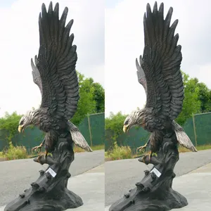 Verspreid De Vleugels Brons Eagle Hawk Catching Vis Sculptuur Voor Koop