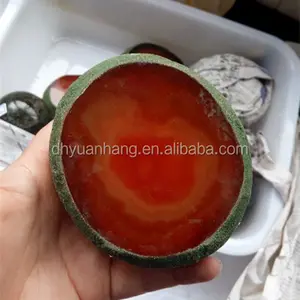 天然水胆汁玛瑙石，红血玛瑙 geode 石与自来水里面