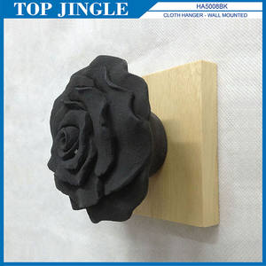 Cintre mural en tissu et chapeau en béton Design Rose - Product Image 1