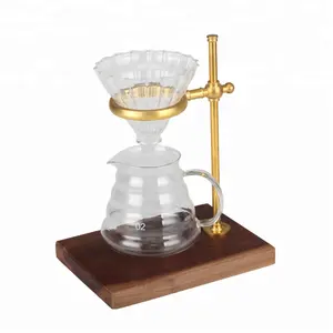 重型可调高度，豪华咖啡机工具-铜和木质黄铜倒在带木质底座的咖啡滴头支架上