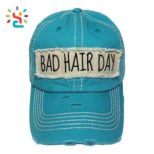 Cappellino da Baseball Vintage Ricamato Bianco con Scritta 'Bad Hair Day' Effetto Consumato Stile Dad Hat - Product Image 3