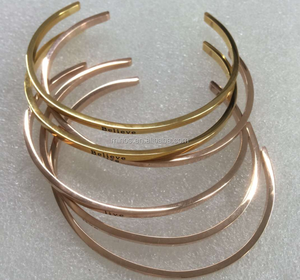 Pulseira de Aço Inoxidável com Mantra Inspirador, Bracelete Aberto com Citação em Relevo - Product Image 4