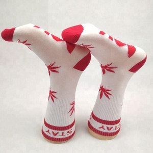 Grosir Grosir Kaus Kaki Katun Kanada Kustom dengan Kaus Kaki Logo Daun Merah - Product Image 6