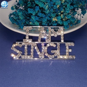 Broche en alliage personnalisée pour fille et garçon, avec lettres en strass, bijoux, cadeaux, 1 pièce - Product Image 4