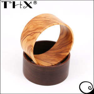Conception de breloques en bois de mode, fabrication personnalisée d'anneau en bois large en bois d'olive/Wualnut, connecteur en bois pour l'artisanat - Product Image 4