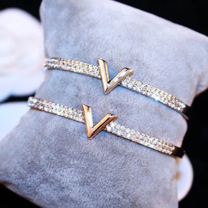 Simple V Lettre Design <span class=keywords><strong>Or</strong></span> Rose Zircon <span class=keywords><strong>Bracelet</strong></span> Bijoux <span class=keywords><strong>bracelet</strong></span> <span class=keywords><strong>jonc</strong></span> Ouvert Femmes - Product Image 1