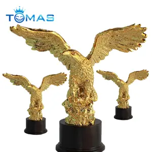 Nuevo diseño exquisita estatua de águila de resina personalizada chapada en oro