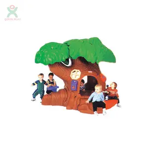 Árbol mágico para niños jugando el juego de la casa de juego para niños