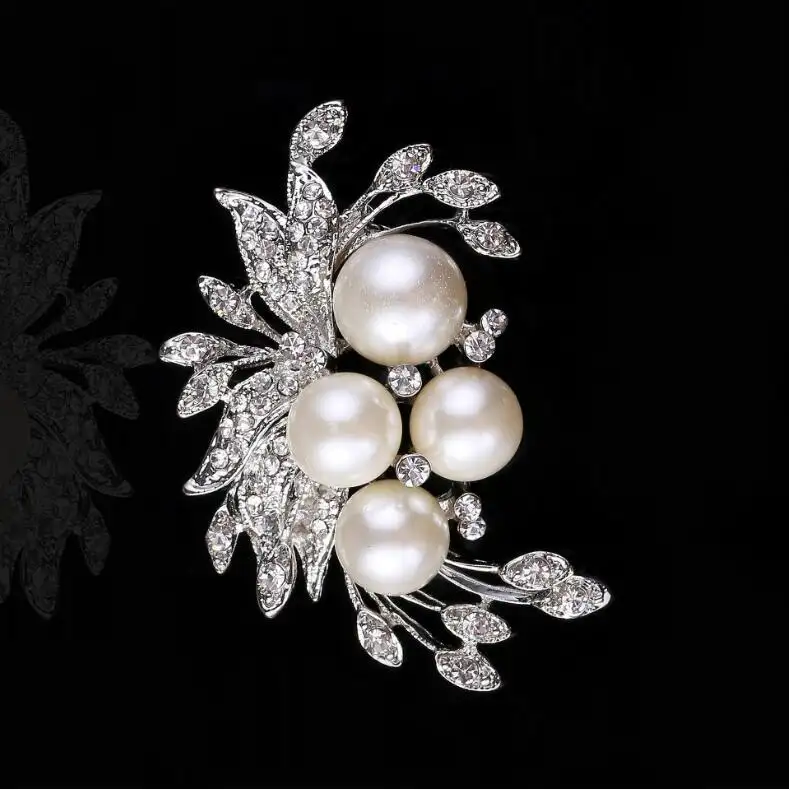 Barato de alta calidad último diseño de moda de la boda perla de flor broches de diamantes de imitación de cristal broche magnético pines