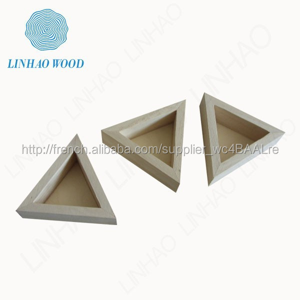 Main petite craved décorative triangle en forme en bois unfinished plateau