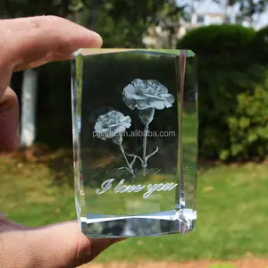 Cubo de vidro de cristal para presente de casamento com flor rosa gravada a laser 3D