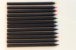 Prezzo di fabbrica matite colorate con Design personalizzato 12 conteggi Set di matite da disegno a colori per scuola d'<span class=keywords><strong>arte</strong></span> in legno nero per bambini bambini - Product Image 2