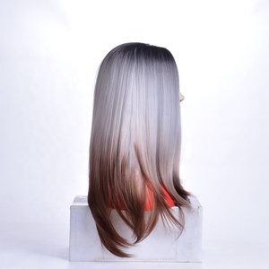 <span class=keywords><strong>Parrucca</strong></span> Sintetica <span class=keywords><strong>Lunga</strong></span> e Liscia Grigio Argento Ombré Naturale per Donne Bianche, Vendita all'Ingrosso - Product Image 3