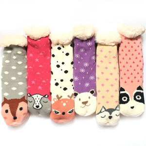 Vente en gros <span class=keywords><strong>pas</strong></span> <span class=keywords><strong>cher</strong></span> Chaussettes d'intérieur doublées molletonnées chaudes en jacquard pour femmes Chaussettes <span class=keywords><strong>de</strong></span> Noël antidérapantes en sherpa - Product Image 1