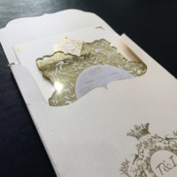 Invitación de espejo de acrílico dorado extravagante de diseño creativo con menú de terciopelo o acrílico de boda