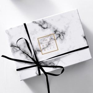 Contenitore regalo di cartone stampato in marmo bianco personalizzato per invito a nozze con Logo in lamina d'oro - Product Image 1