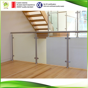 Renouveler l'intérieur et l'extérieur de la villa, y compris le balcon avec panneaux de <span class=keywords><strong>verre</strong></span>, garde-corps <span class=keywords><strong>en</strong></span> acier inoxydable et design contemporain. - Product Image 4
