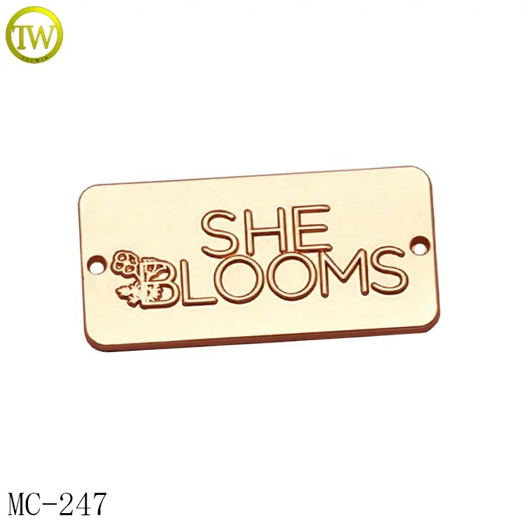 Indumento di colore del metallo in oro personalizzato appendere tag lettera in rilievo etichetta di cucito del metallo