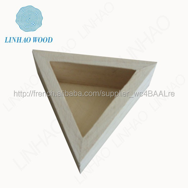 Main petite craved décorative triangle en forme en bois unfinished plateau
