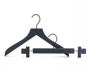Пользовательские логотип роскошный магазин моды дисплей резиновое покрытие черная деревянная вешалка для одежды
