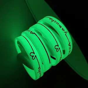 Glow in The Dark Silikon Armbänder Benutzer definiertes Logo Glow Silikon Armband Armband Gedruckte geprägte geprägte Gummi Cute BANGLES