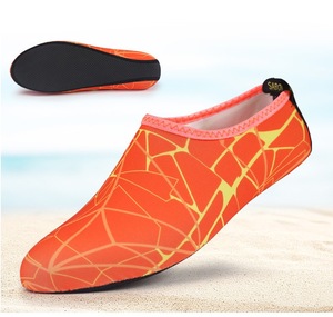 Delle donne di estate degli uomini bambini aqua <span class=keywords><strong>scarpe</strong></span> <span class=keywords><strong>scarpe</strong></span> di acqua della pelle <span class=keywords><strong>scarpe</strong></span> <span class=keywords><strong>da</strong></span> spiaggia ad asciugatura rapida di surf immersioni <span class=keywords><strong>da</strong></span> trekking scarpa <span class=keywords><strong>da</strong></span> tennis <span class=keywords><strong>scarpe</strong></span> - Product Image 4
