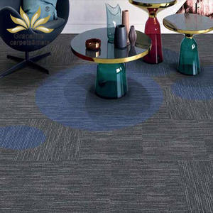 Rouleau de <span class=keywords><strong>tapis</strong></span> en plastique PVC résistant au feu en polypropylène pour hôtel de luxe en extérieur - Product Image 2