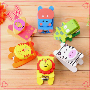 Artigos de papelaria promocionais diferentes tipos de animais fofos em forma de madeira <span class=keywords><strong>stapler</strong></span> 013