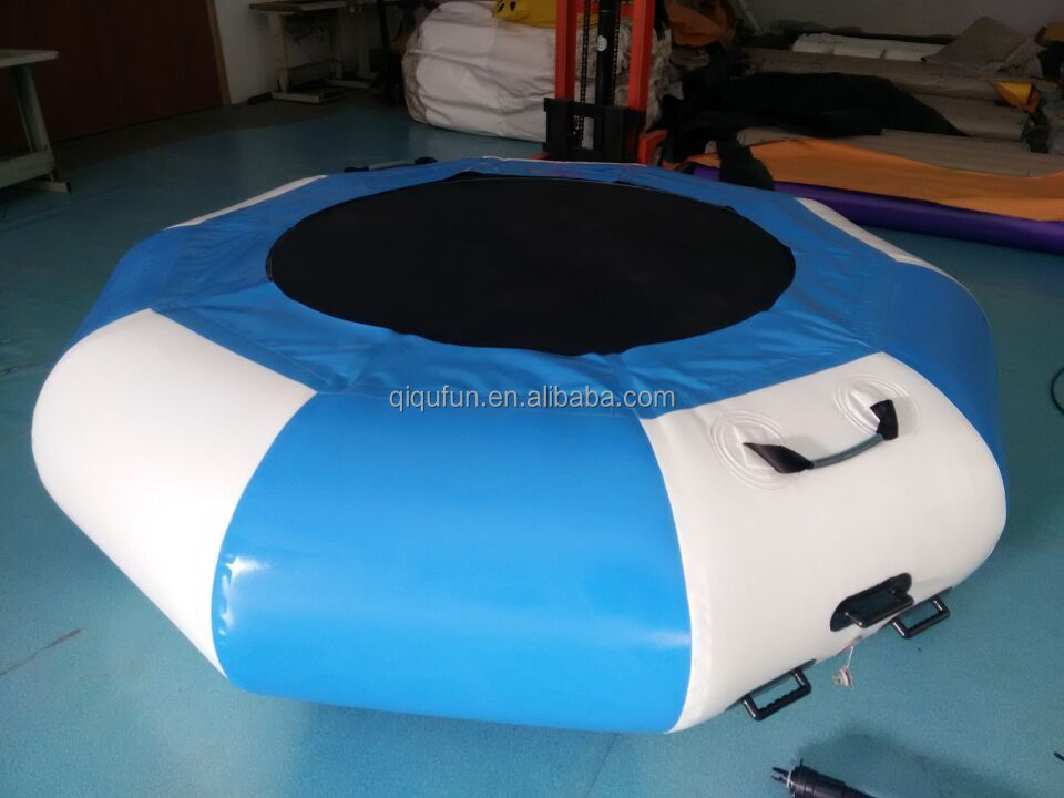 Chinois usine PVC trampoline aqua fun gonflable parc aquatique avec chute libre et l'eau trampoline