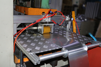 Machine à fabriquer des plats en aluminium, des contenants à emporter, utilisée