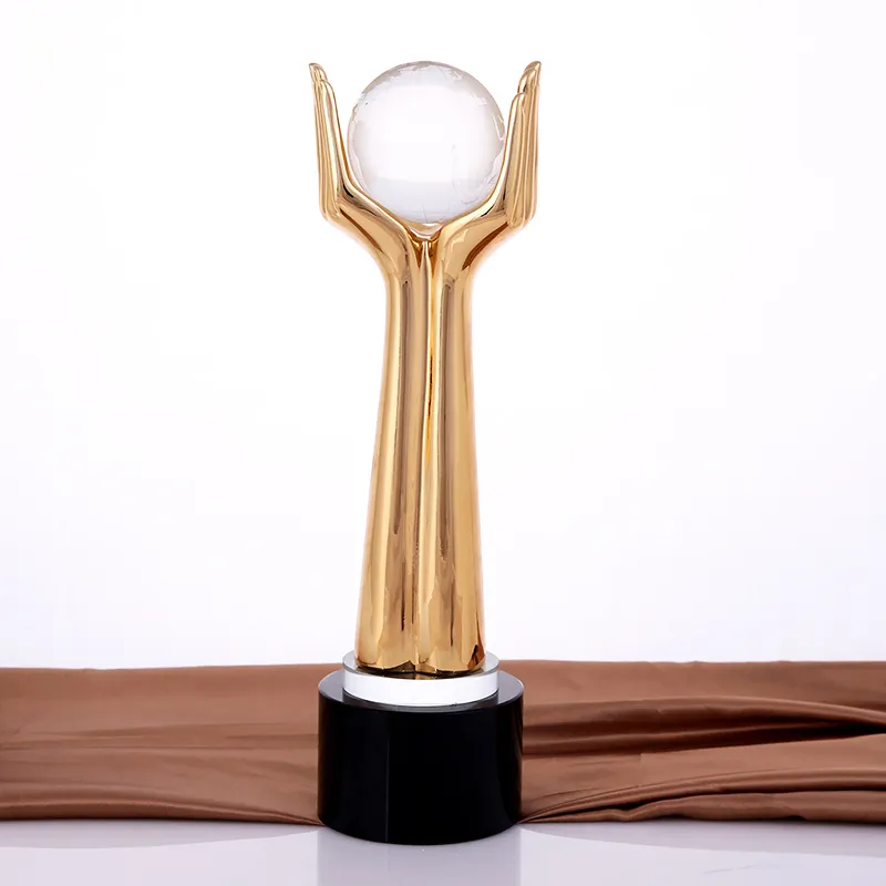 Shining yeni bir çift el şekli metal reçine hediyelik kristal beyaz küre topu awardd kupa