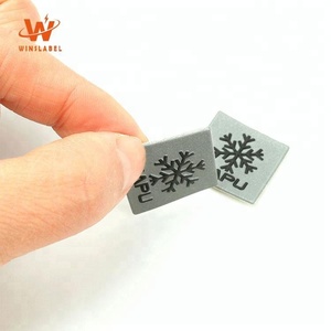 Quần Áo Dập Nổi Logo Thương Hiệu Riêng Hàng May Mặc Phản Quang Nhãn PVC Cao Su 3D Phong Cách Mới 2018 - Product Image 5