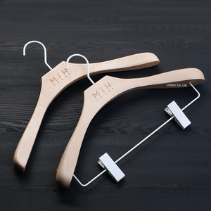 Ensemble <span class=keywords><strong>de</strong></span> cintres en bois naturel LINDON Boutique, cintres larges pour costumes, cintres <span class=keywords><strong>de</strong></span> luxe personnalisés - Product Image 4