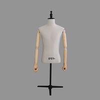 Neuer Stil Hochwertige Schaufensterpuppe Vintage FRP Männliche Büste Anpassbare Schneiderpuppe Modell-Mannequin Stehende Pose