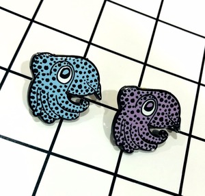 Personalizado pulpo pin esmalte duro insignia con dos colores - Product Image 4