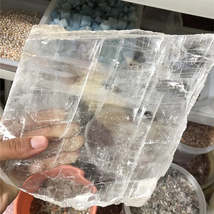 Piedra de roca de losa de cristal de selenita natural áspera a la venta