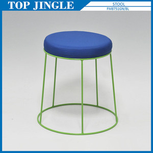 Taburete de baño de tubo de metal único negro con diseño de doble C - Product Image 4