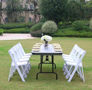 Chaise pliante d'extérieur en résine plastique blanche rembourrée de style Wimbledon pour événements de mariage et location en Amérique - Product Image 1