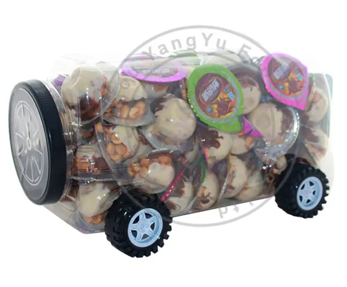 Mangkuk Bintang Halal Cokelat dengan Biskuit Susu Di Mobil Mini